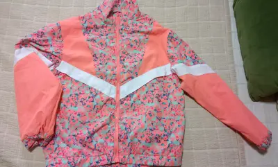 Chaqueta cortaviento floral para mujer - miniatura 1