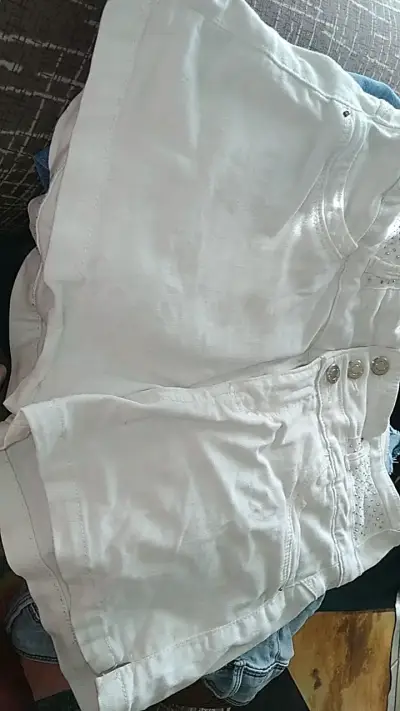 Shorts blancos con detalles brillantes - miniatura 2