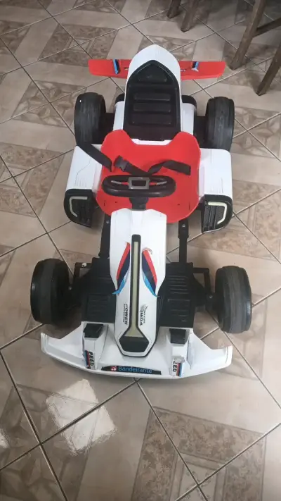 Kart eléctrico infantil Bandai blanco y rojo - miniatura 1