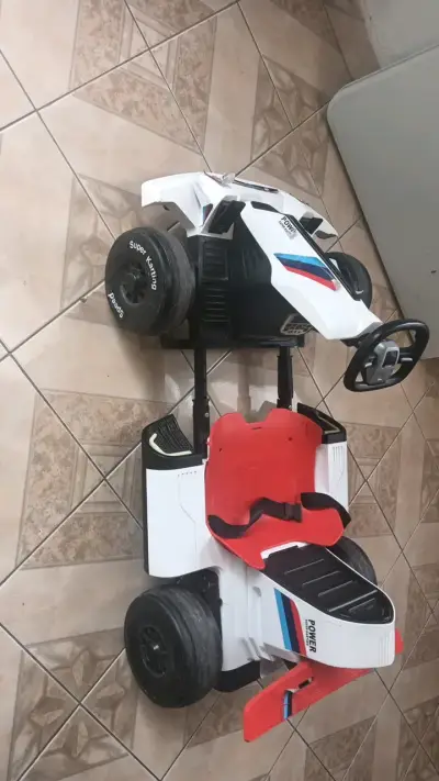 Kart eléctrico infantil Bandai blanco y rojo - miniatura 2