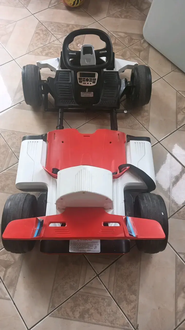 Kart eléctrico infantil Bandai blanco y rojo - 3
