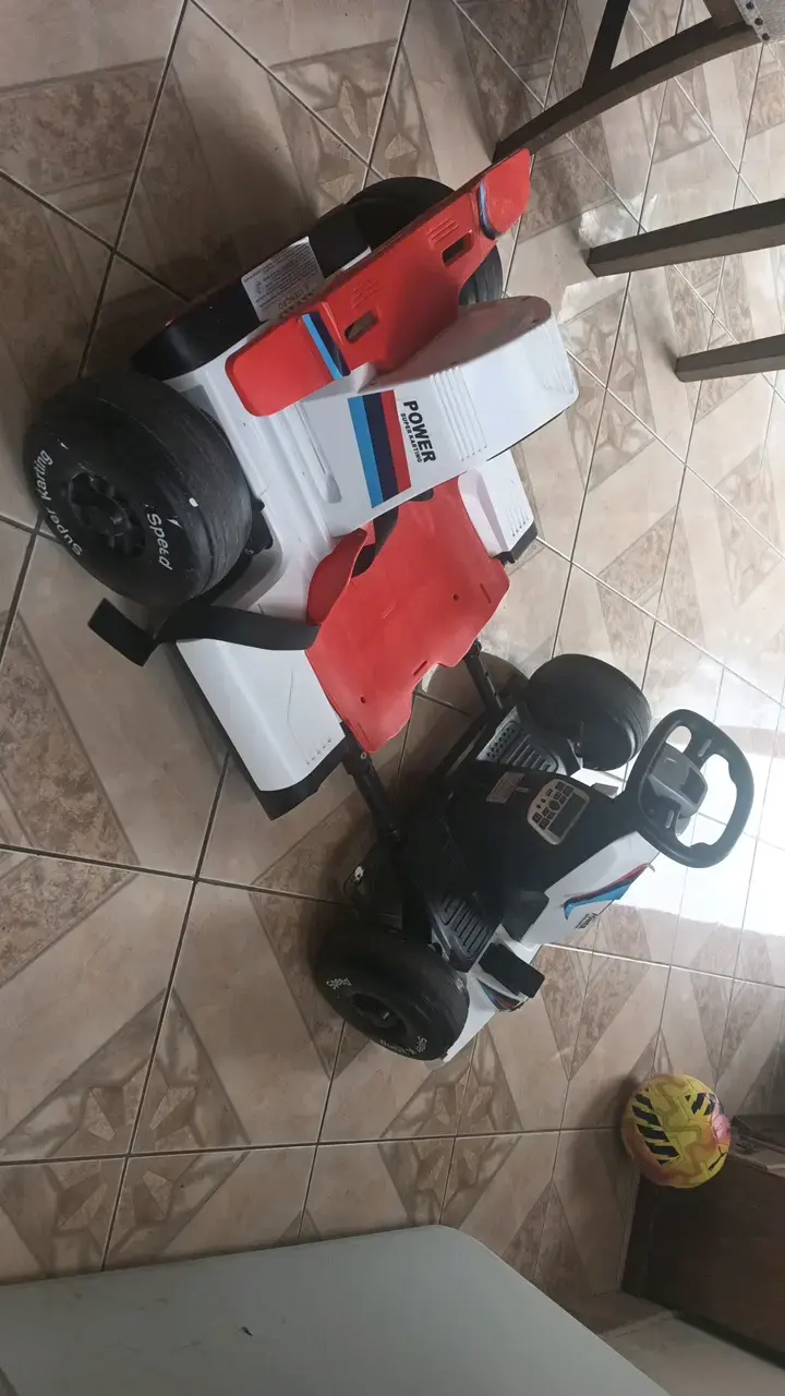 Kart eléctrico infantil Bandai blanco y rojo - 4
