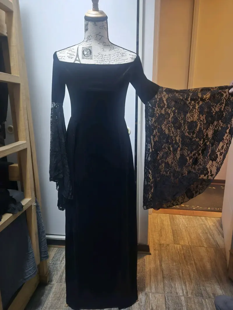 Vestido largo negro con encaje y mangas acampanadas - 2