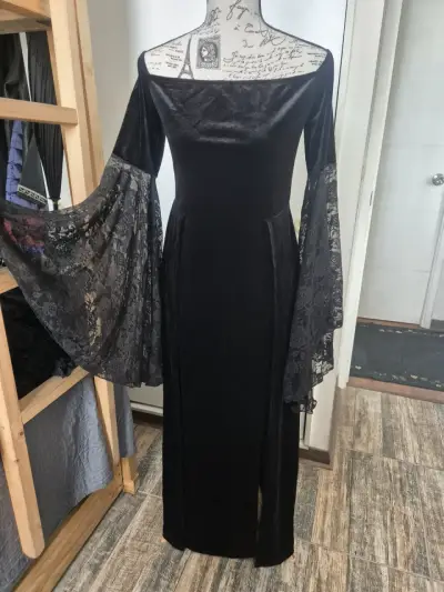 Vestido largo negro con encaje y mangas acampanadas - miniatura 4