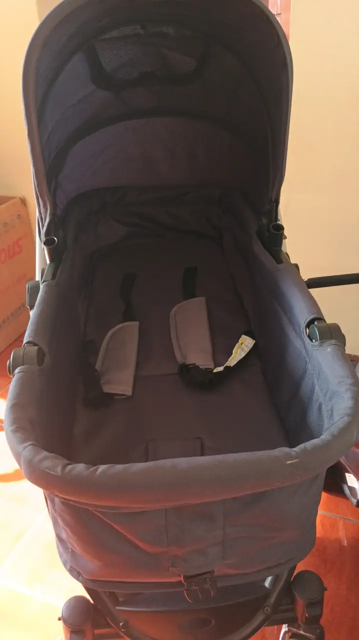Coche de bebé plegable con capota gris - 2