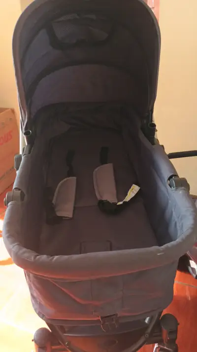 Coche de bebé plegable con capota gris - miniatura 2