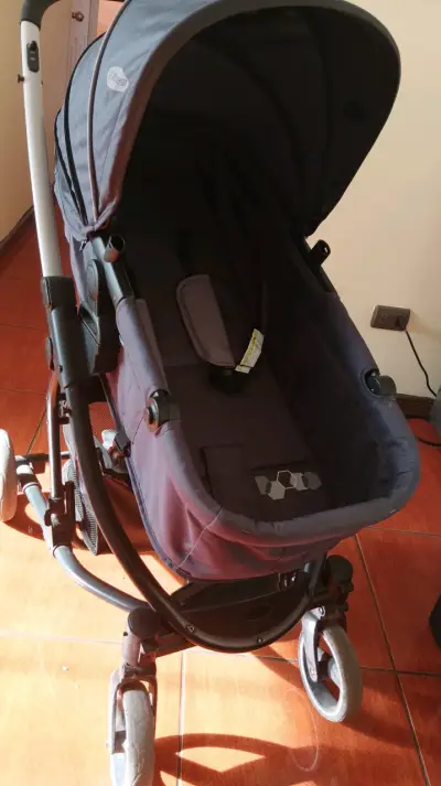 Coche de bebé plegable con capota gris - miniatura 3