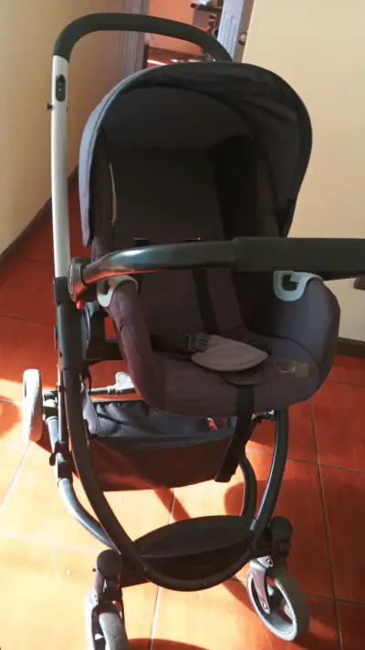 Coche de bebé plegable con capota gris - miniatura 4