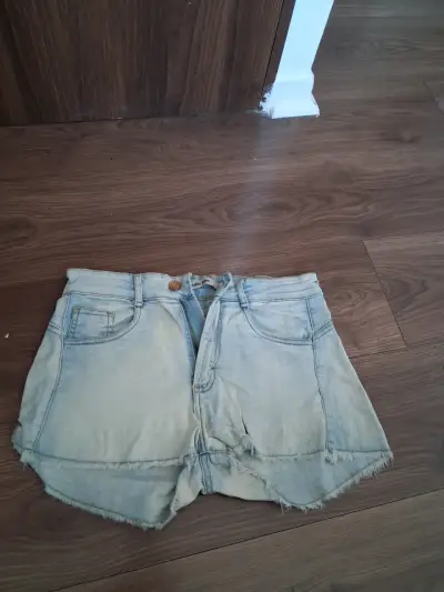 Shorts de mezclilla para mujer con estilo desgastado - miniatura 1