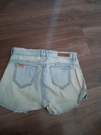 Shorts de mezclilla para mujer con estilo desgastado - miniatura 2