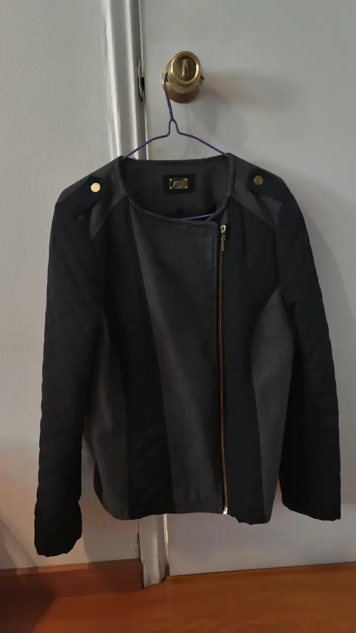 Chaqueta negra de mujer ASH con cierre dorado