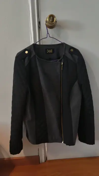 Chaqueta negra de mujer ASH con cierre dorado - miniatura 1