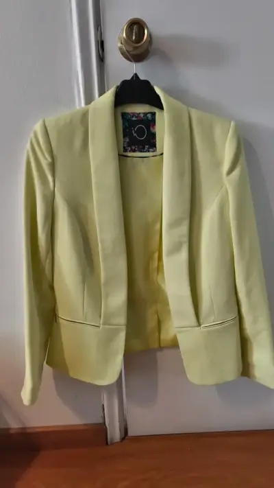 Blazer IO amarillo claro elegante para mujer - miniatura 1