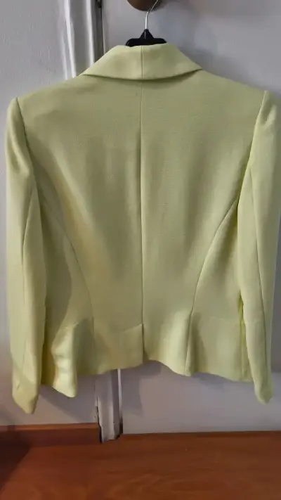 Blazer IO amarillo claro elegante para mujer - miniatura 3