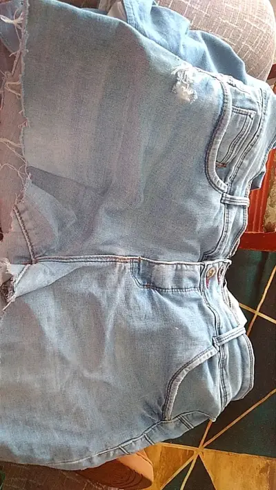 Shorts de mezclilla azul claro desgastados - miniatura 1