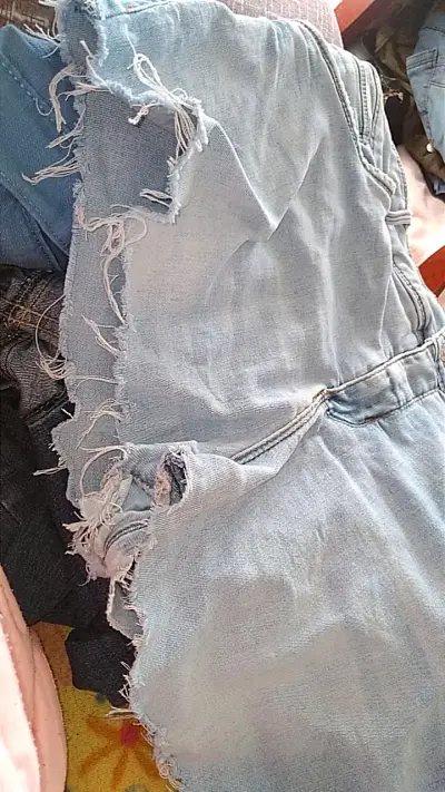 Shorts de mezclilla azul claro desgastados - miniatura 2