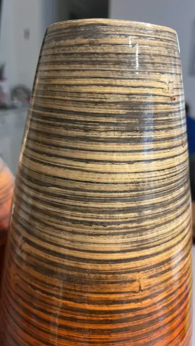 Jarrones decorativos de cerámica con diseño rayado - miniatura 3