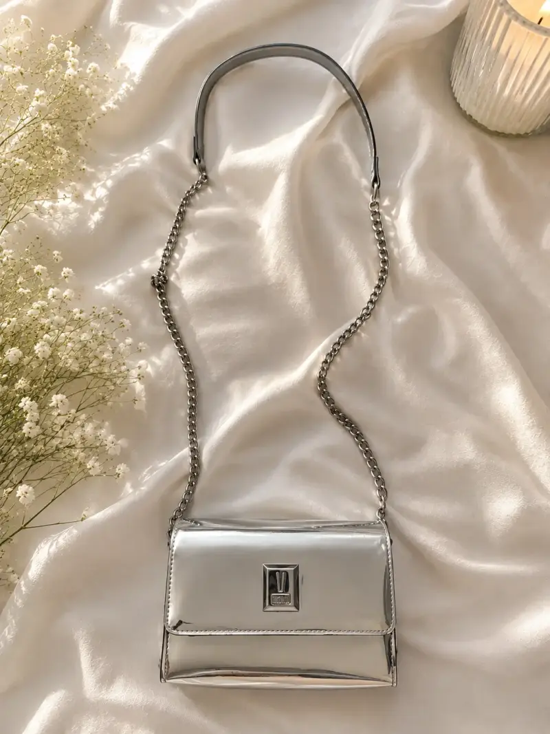 Cartera de mano plateada con cadena elegante