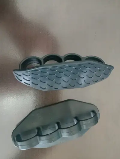 Puños de entrenamiento de plástico negro - miniatura 1
