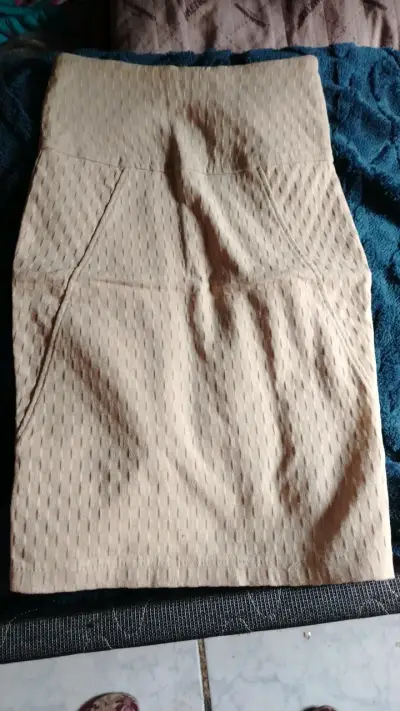 Falda beige con textura para mujer - miniatura 1