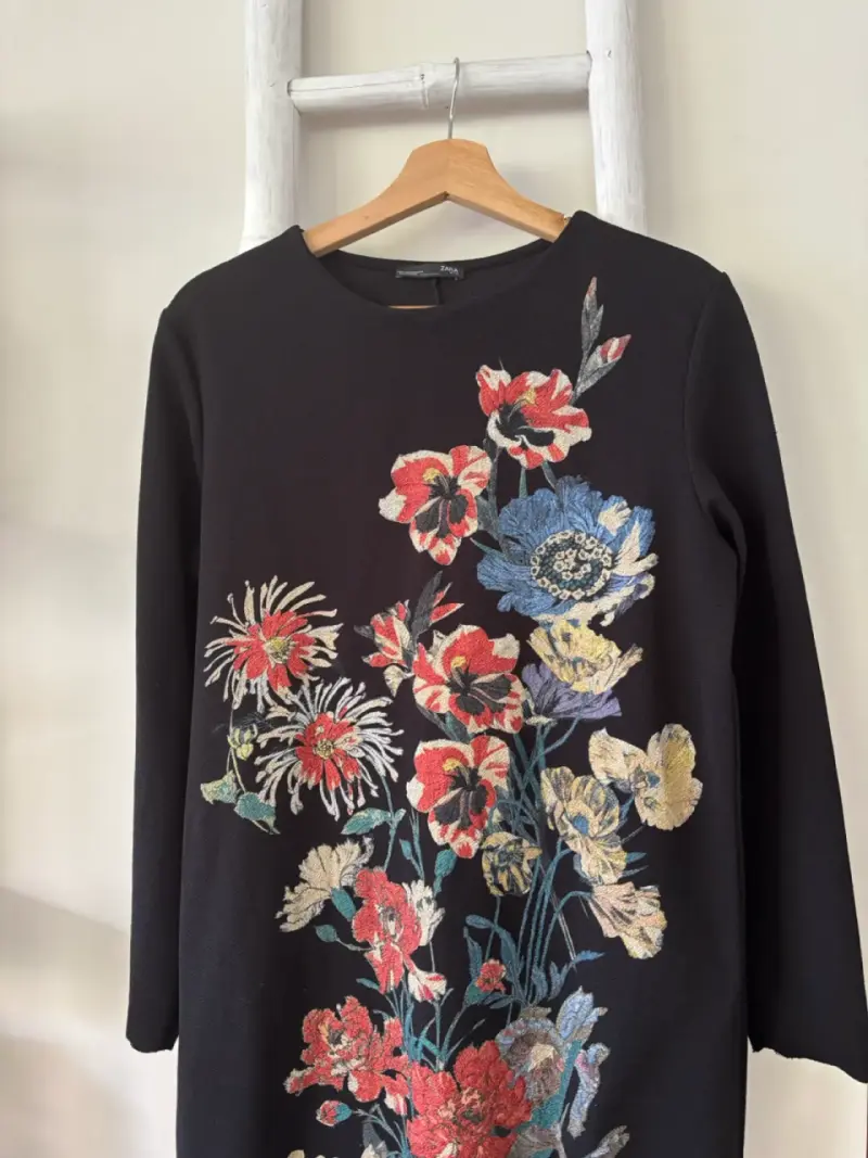 Vestido negro floral Zara de manga larga - 1