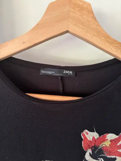 Vestido negro floral Zara de manga larga - miniatura 2