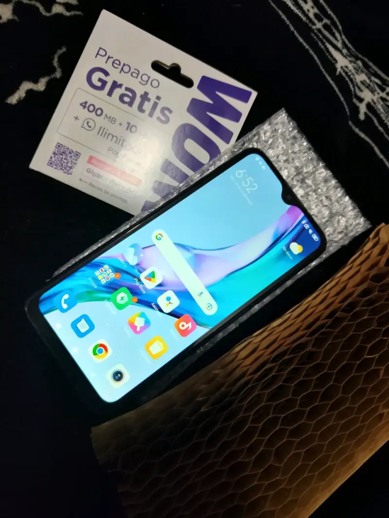 Smartphone con pantalla táctil en buen estado - 2