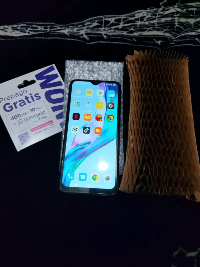 Smartphone con pantalla táctil en buen estado - 3