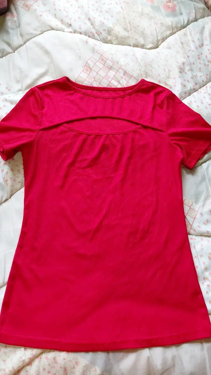 Polera roja de mujer con diseño moderno