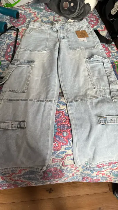 Pantalones cargo de mezclilla claros para niña - miniatura 1