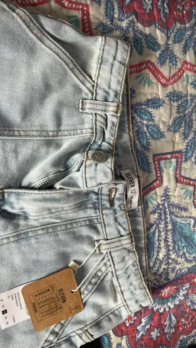 Pantalones cargo de mezclilla claros para niña - miniatura 2