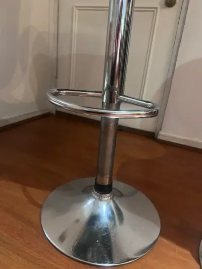 Sillas de bar negras ajustables con base cromada - miniatura 3