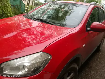 Nissan SUV rojo en buen estado año 2014, papeles a - miniatura 2