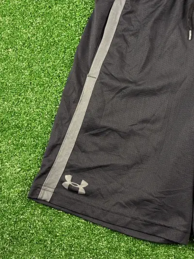 ♻️Shorts deportivos negros Under Armour para hombre - miniatura 2