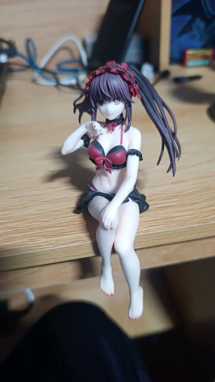 Figura de colección anime con vestido rojo y negro