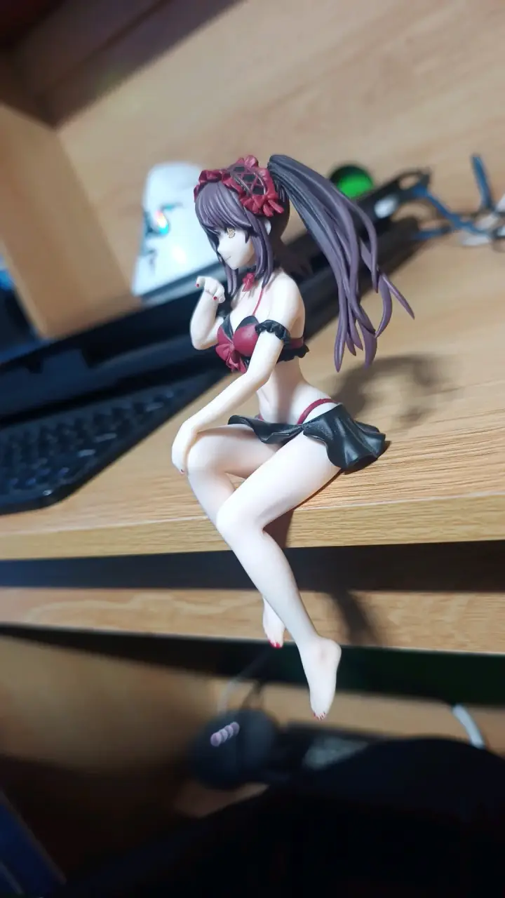 Figura de colección anime con vestido rojo y negro - 2