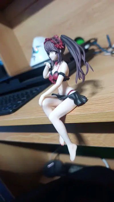 Figura de colección anime con vestido rojo y negro - miniatura 2