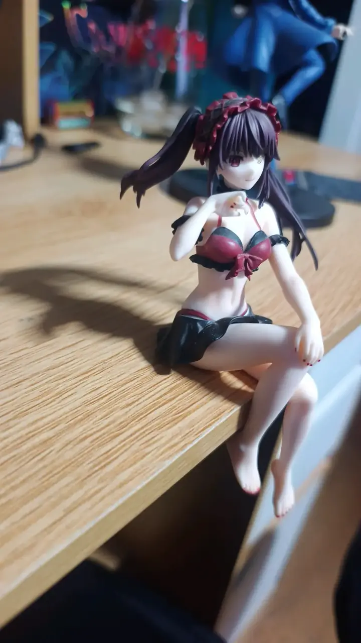 Figura de colección anime con vestido rojo y negro - 3