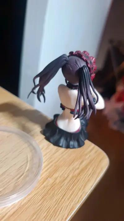 Figura de colección anime con vestido rojo y negro - miniatura 4