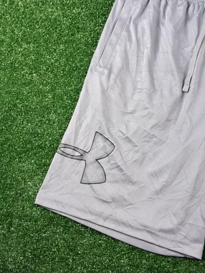 ♻️Shorts deportivos grises Under Armour - miniatura 2