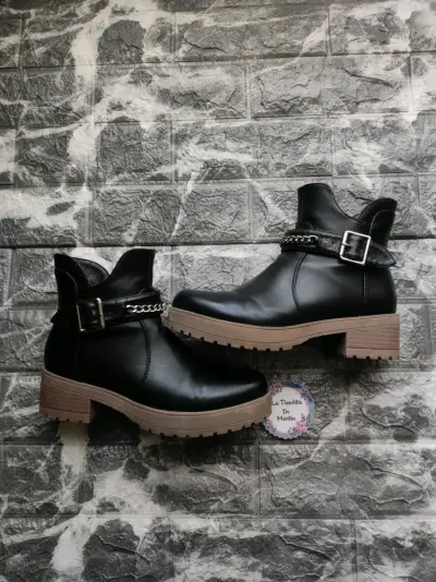 Botines negros con hebilla y cadena - miniatura 1