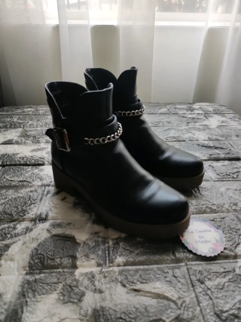 Botines negros con hebilla y cadena - 2
