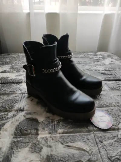 Botines negros con hebilla y cadena - miniatura 2