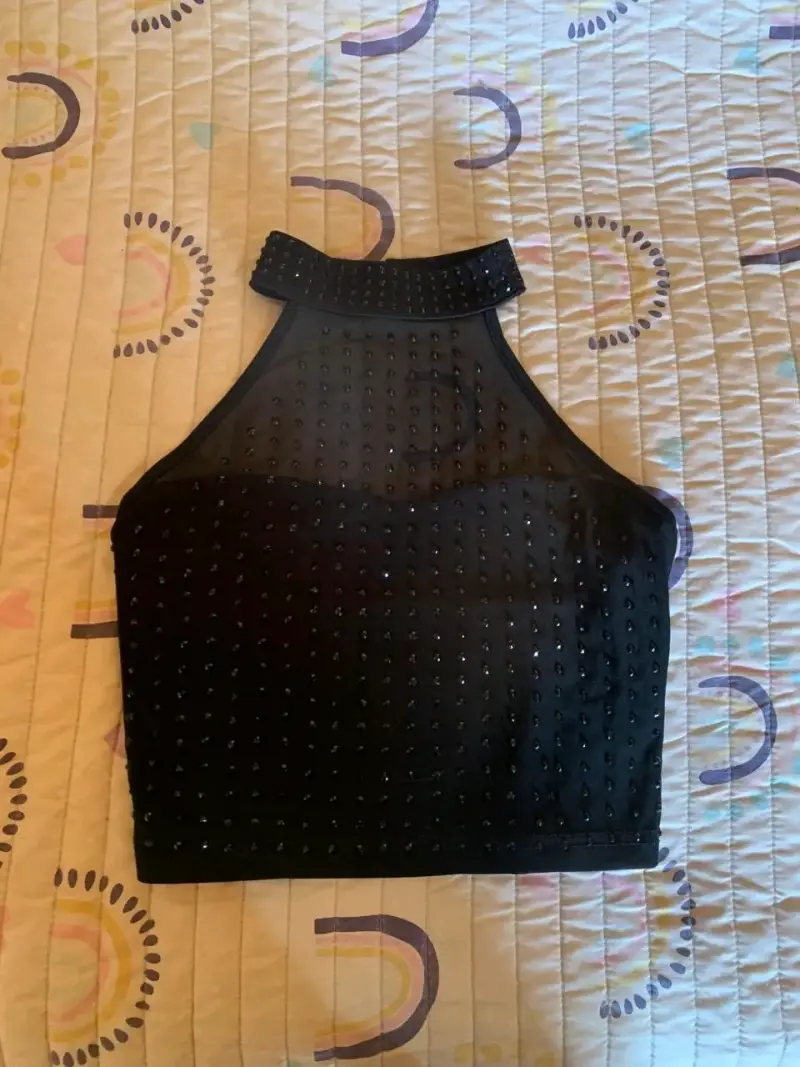 Top negro con cuello halter y detalles brillantes