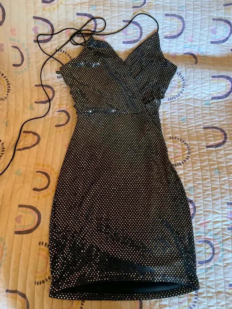 Vestido negro con lentejuelas brillantes