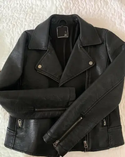 Chaqueta de cuero sintético negra con cierre - miniatura 1