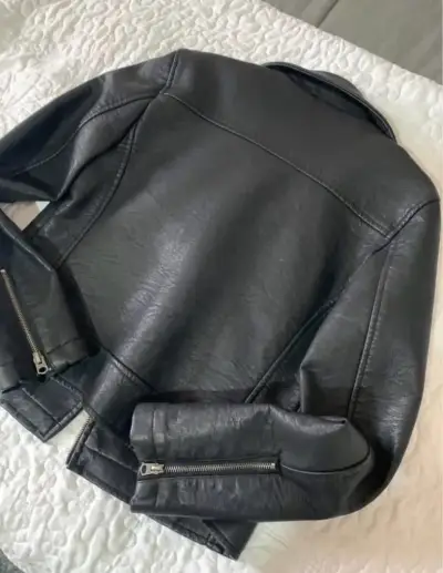 Chaqueta de cuero sintético negra con cierre - miniatura 2