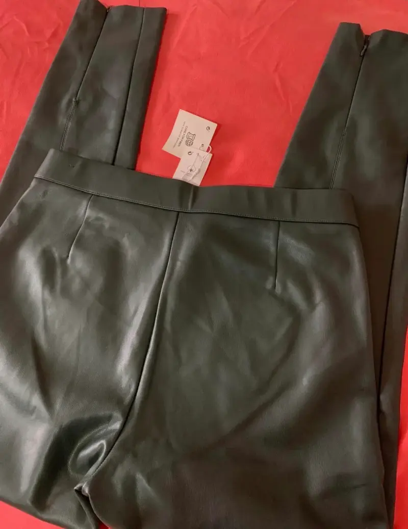 Chaqueta de cuero sintético negra con cierre - 4