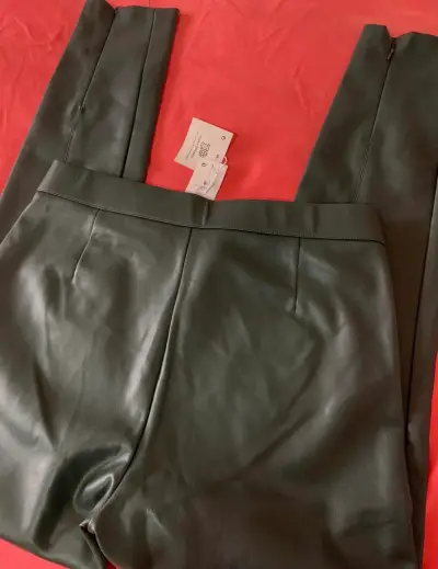Chaqueta de cuero sintético negra con cierre - miniatura 4