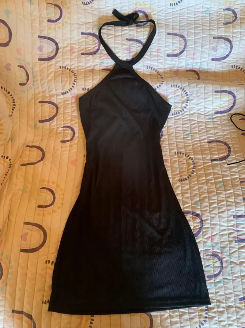 Vestido negro con cuello halter elegante